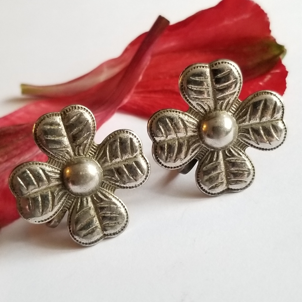 Vintage four leaf clover screwback earrings silver tone metal shamrock